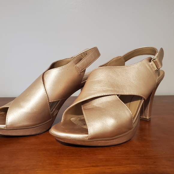 Gold color sandals - Picture 2 of 2